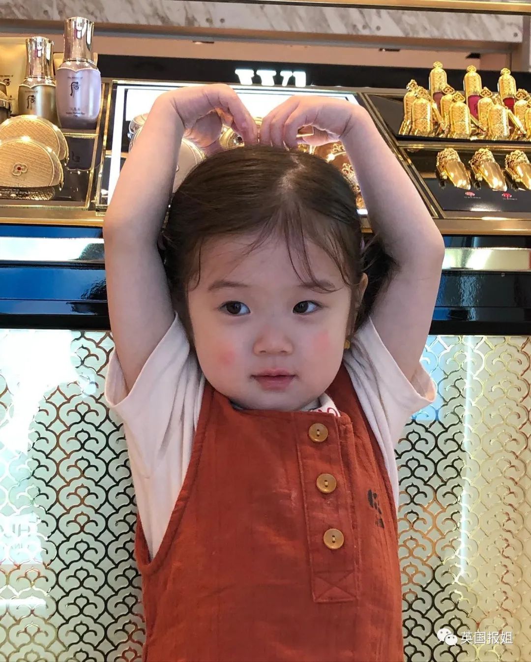 火遍全网的表情包小女孩凭可爱萌翻所有人骗我生女儿