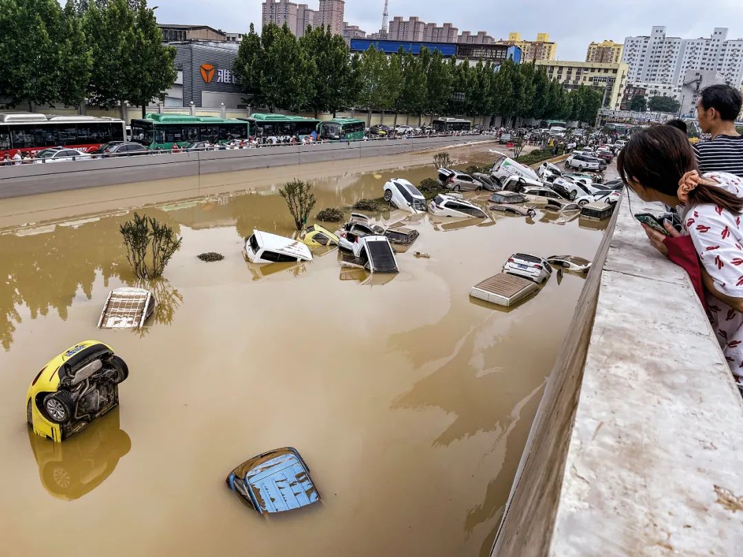郑州雨灾2021年7月21日,河南郑州市,京广南路隧道内被淹的车辆.