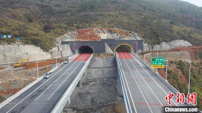 临连高速全线桥隧比高达48.3%。余炬星 摄