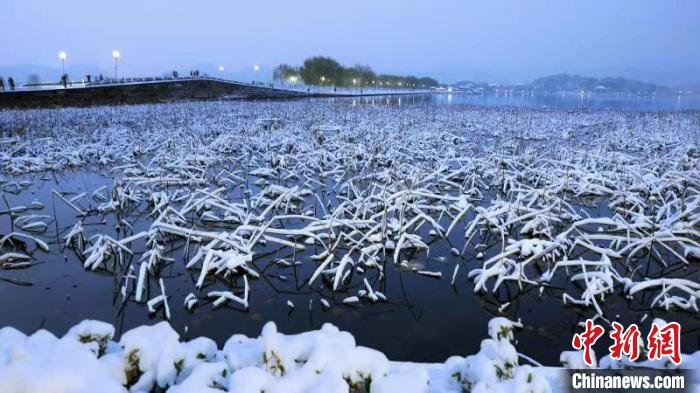杭州西湖的断桥残雪。马立群 摄