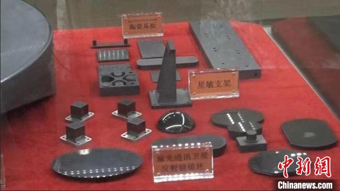 上海华硕精瓷陶瓷股份有限公司生产的卫星配件产品 张践 摄
