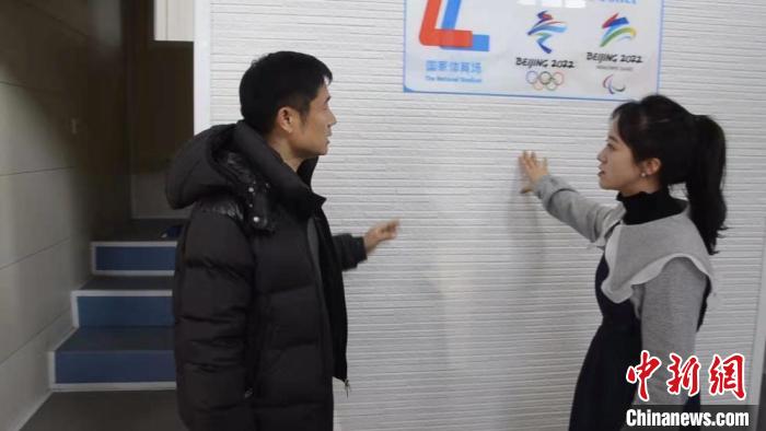 图为张掖兰标生物科技有限公司负责人(左)介绍冬奥会“黑科技”公共厕所。李亚龙 摄