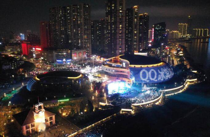 图为芜湖长江岸边的“Q乐节”现场，成为一片欢乐的海洋。