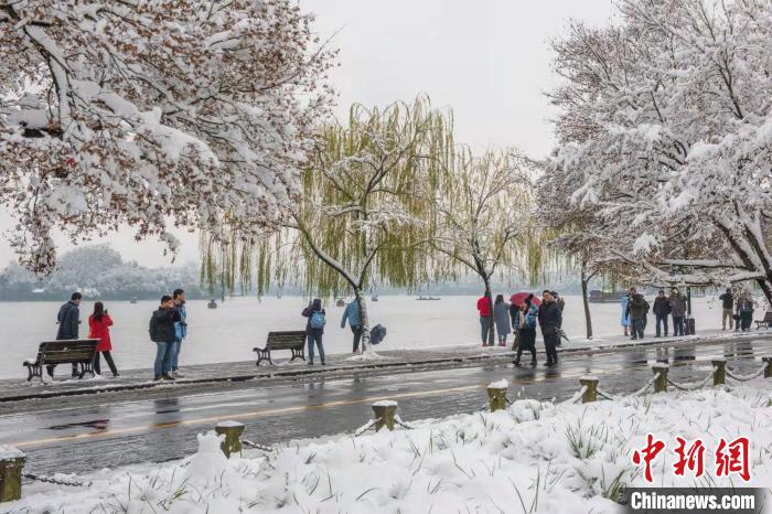 杭州西湖的湖畔雪霁。马立群 摄