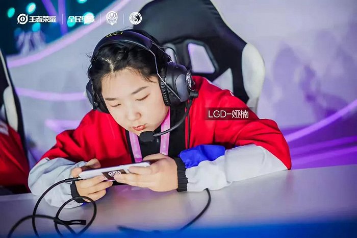 b面电竞女孩游戏人间乐不可言