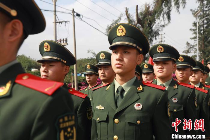 海南武警新兵入队迎新年