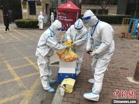 图为核酸样本打包. 西安市交通运输局供图