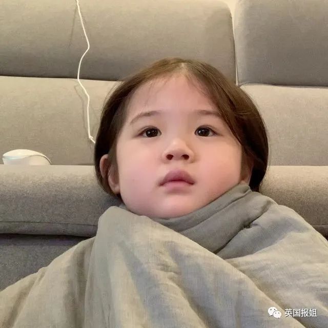火遍全网的表情包小女孩凭可爱萌翻所有人骗我生女儿