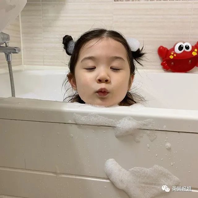 火遍全网的表情包小女孩凭可爱萌翻所有人骗我生女儿