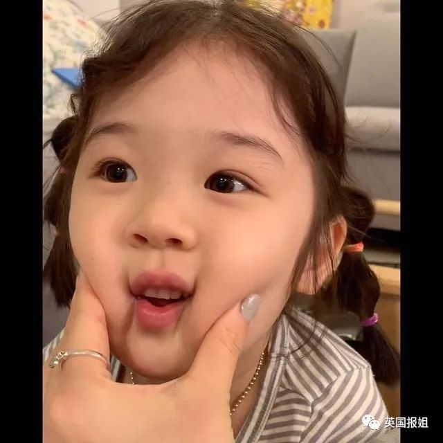 火遍全网的表情包小女孩凭可爱萌翻所有人骗我生女儿
