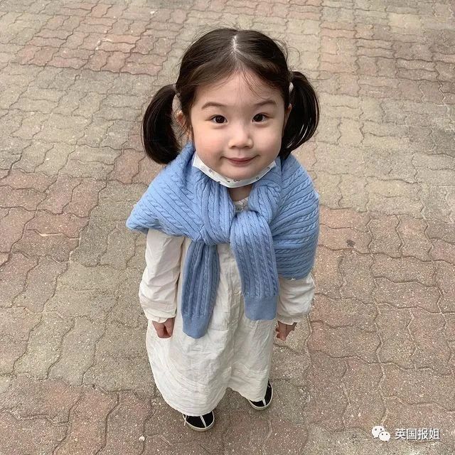 火遍全网的表情包小女孩凭可爱萌翻所有人骗我生女儿