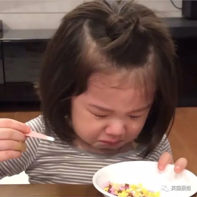 火遍全网的表情包小女孩凭可爱萌翻所有人骗我生女儿