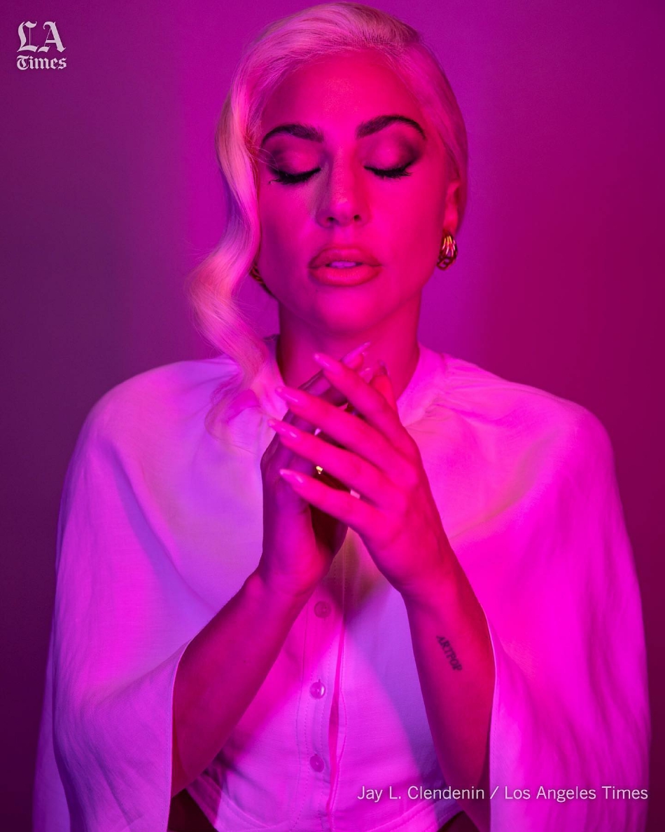 ladygaga曝全新金发写真霓虹灯下复古迷幻