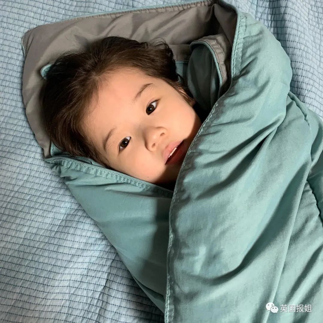 火遍全网的表情包小女孩凭可爱萌翻所有人骗我生女儿