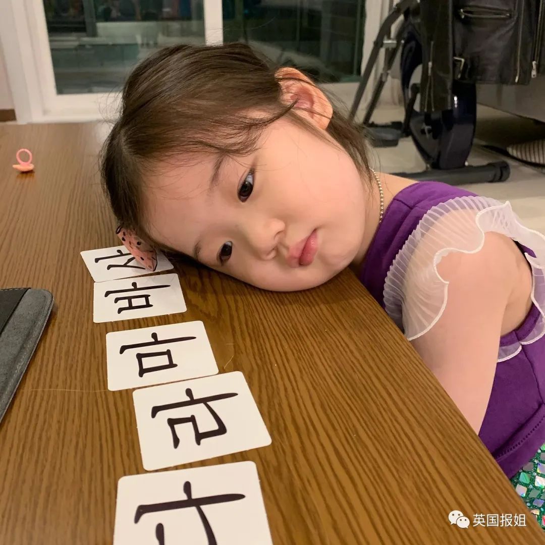 火遍全网的表情包小女孩凭可爱萌翻所有人骗我生女儿