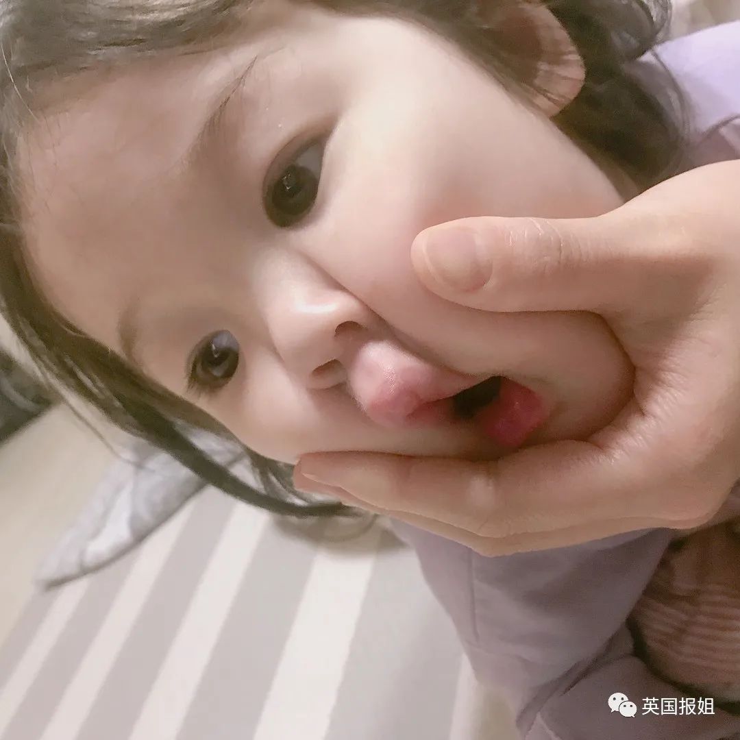 火遍全网的表情包小女孩凭可爱萌翻所有人骗我生女儿