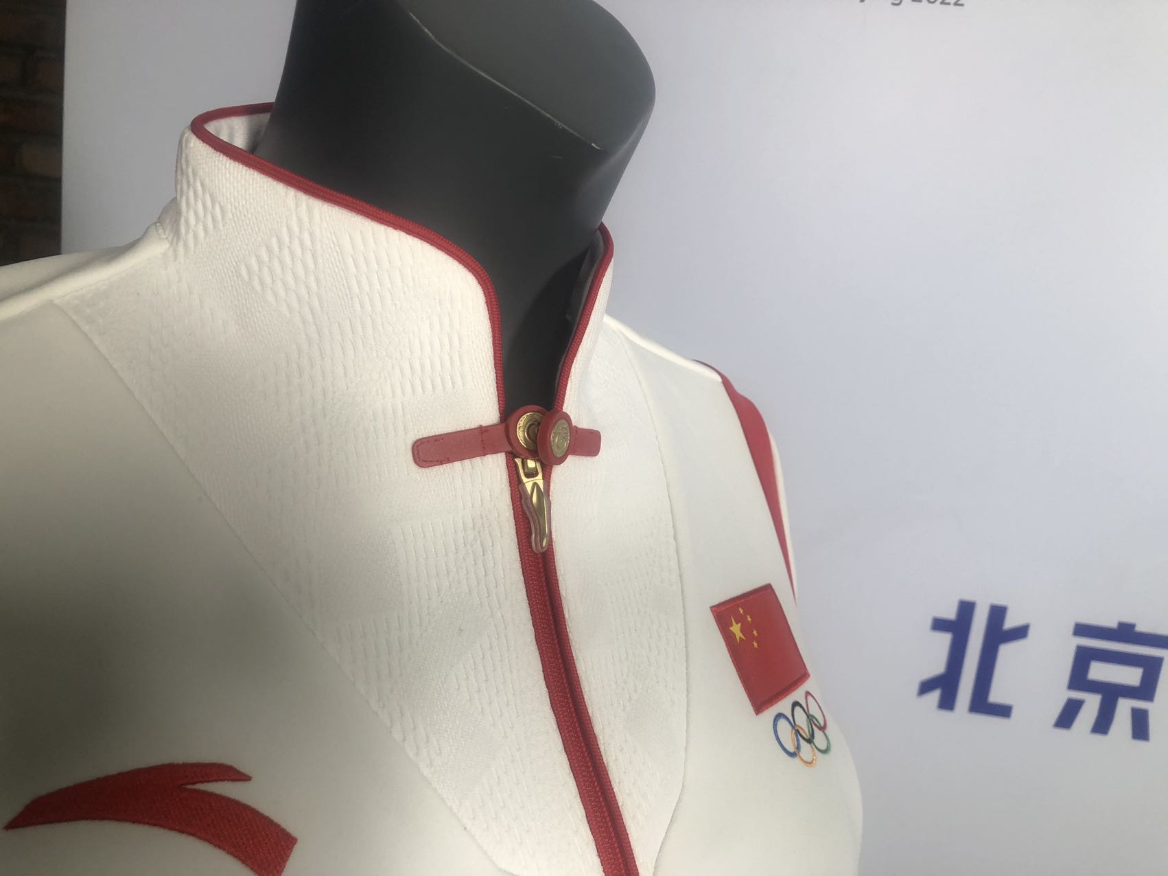 领奖服设计者叶锦添希望能让运动员感受为国征战的骄傲