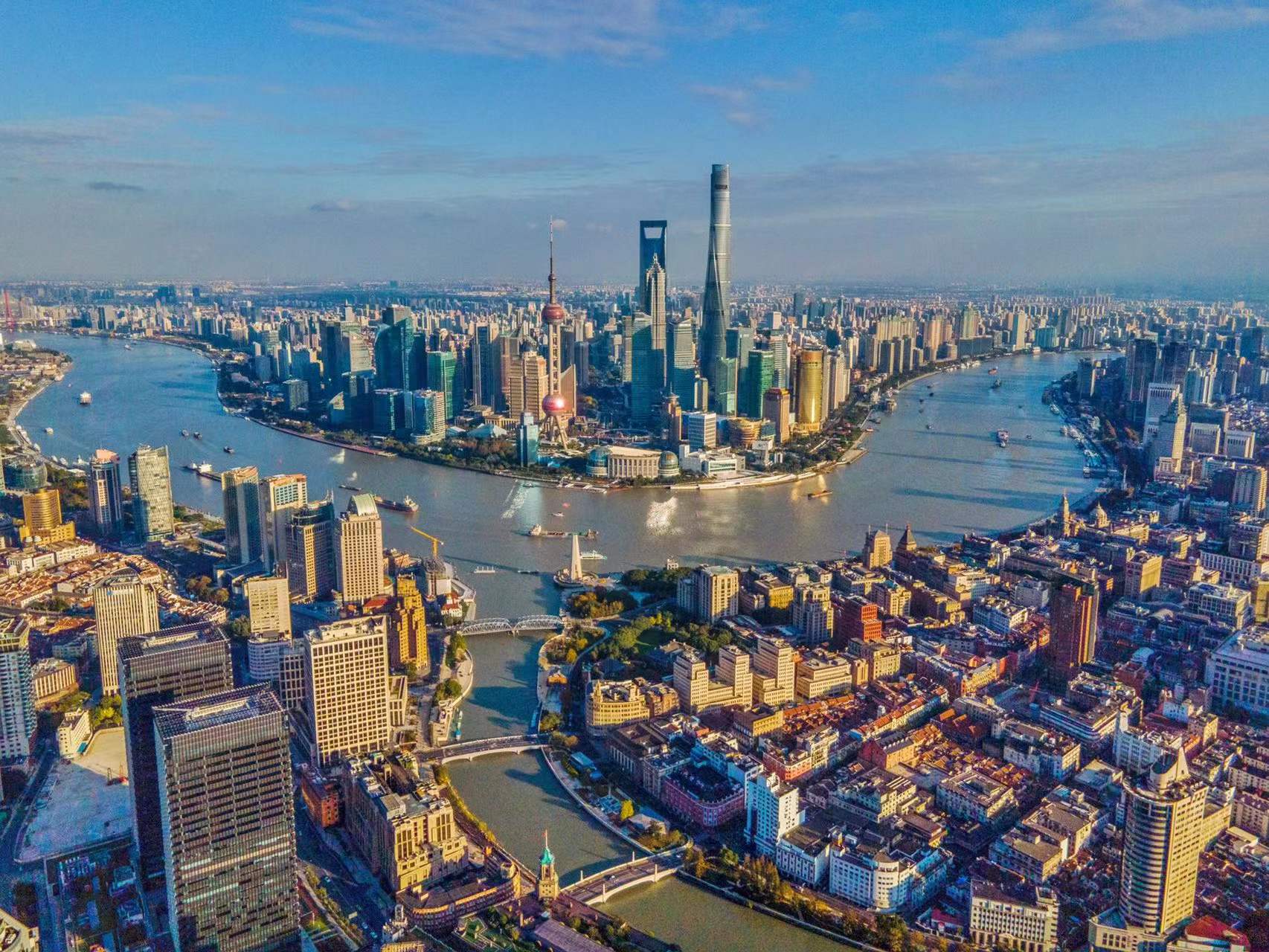 2021年11月18日,蓝天白云下的苏州河和黄浦江.