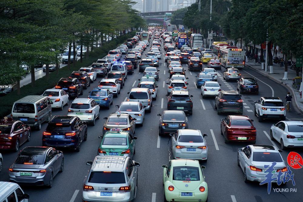 图集广州迎元旦假期出城高峰车龙长达数公里