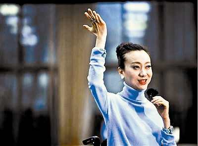 作为摄影展的发起人,舞蹈家刘岩说起每个孩子都如数家珍.