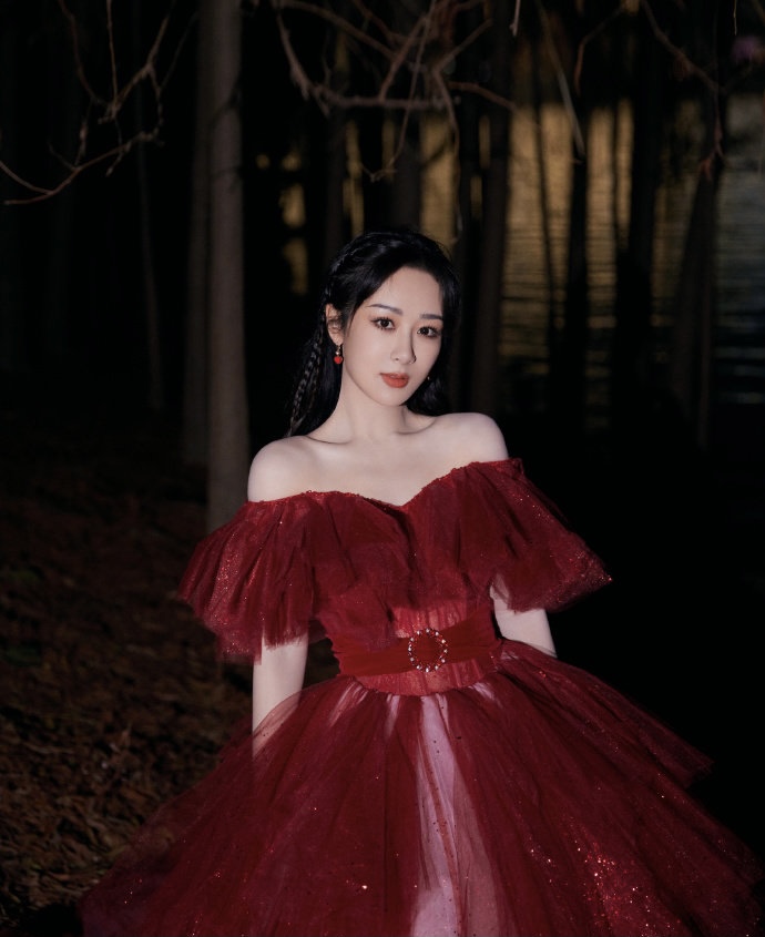 杨紫跨年晚会高清美照曝光一身红裙美出新高度
