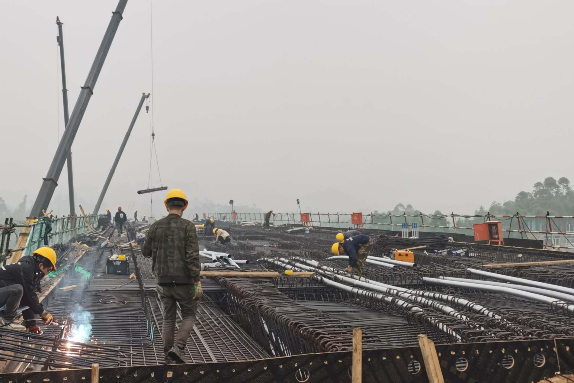 桥梁焊接施工现场(央广网发 中铁二局供图)