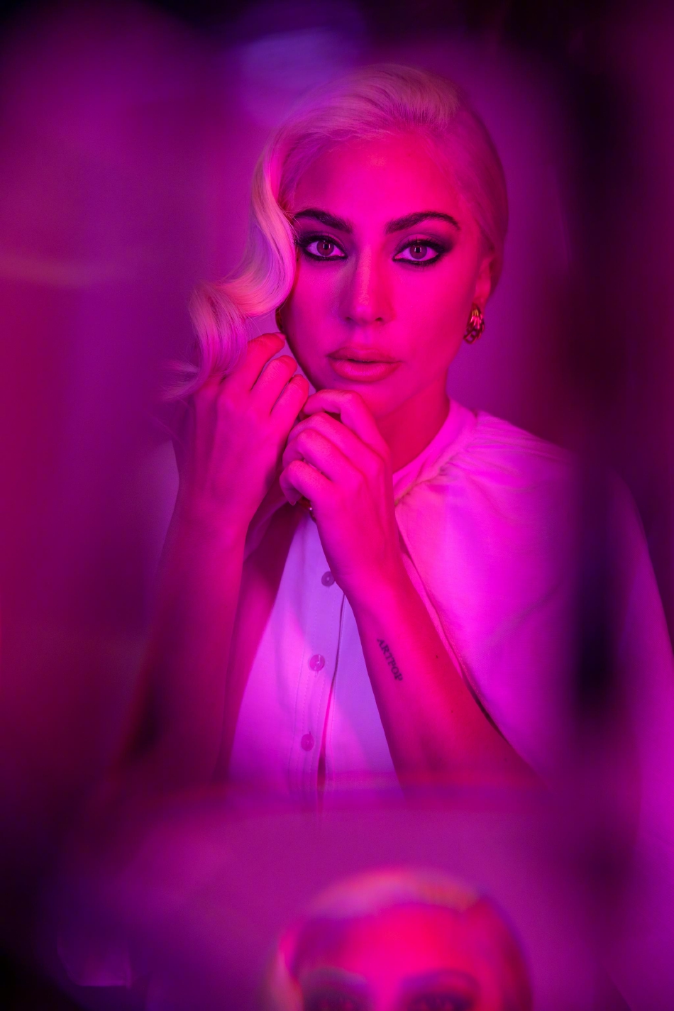 ladygaga曝全新金发写真霓虹灯下复古迷幻