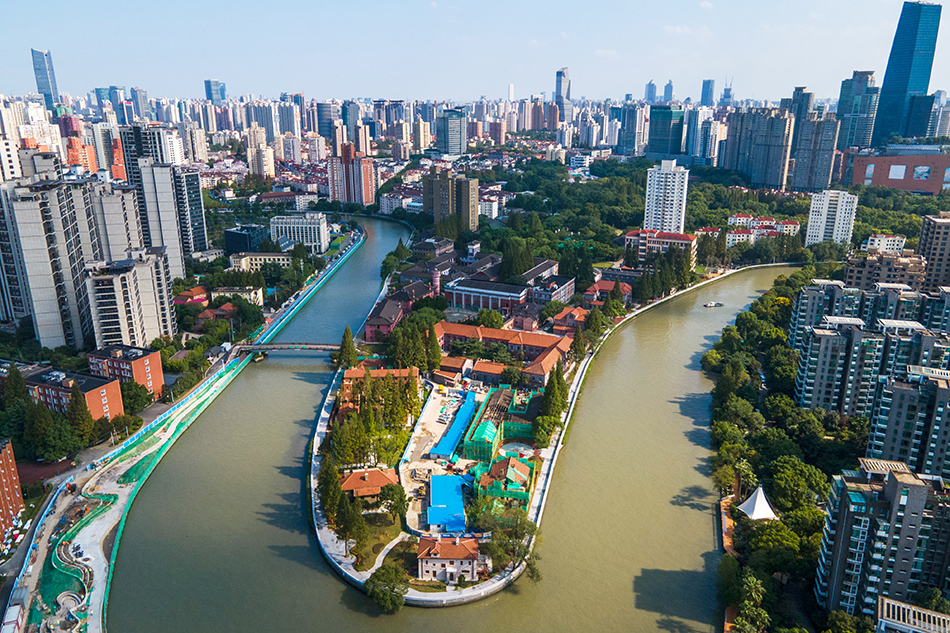 2021年12月,景观提升后的苏州河华政段滨水步道.