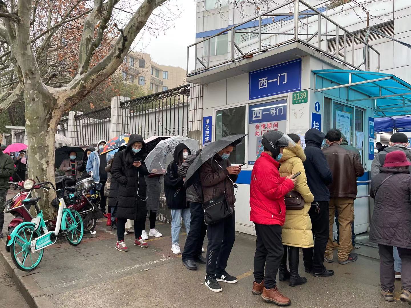 记者直击上海核酸检测点排长龙医院日检测量翻三番