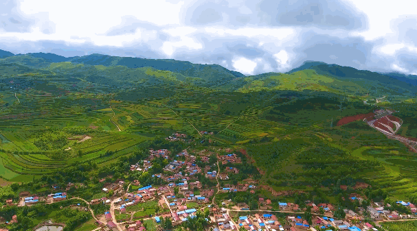 ▲拼接图片：上图为20年前的宁夏西海固，下图为如今的西海固风景。