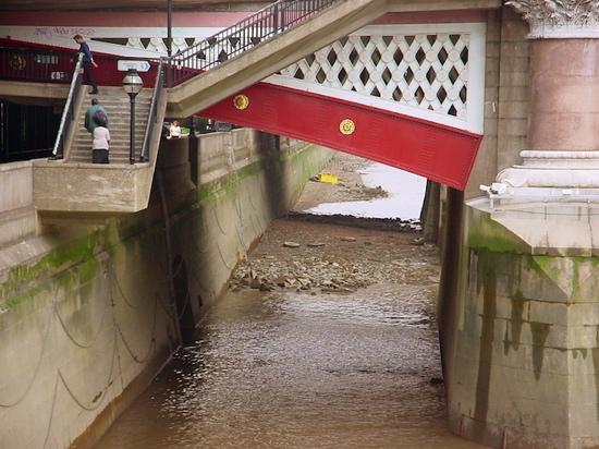 今日弗利特河流入泰晤士河处。 图片来源：londonist.com