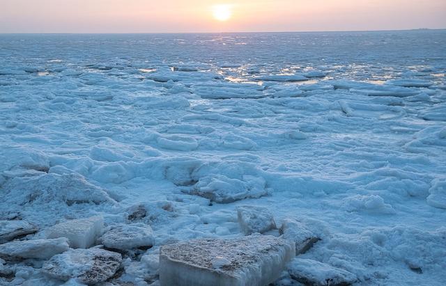 近日,河北省秦皇岛市持续的低温使该地区近海岸的海水结冰,呈现出美丽