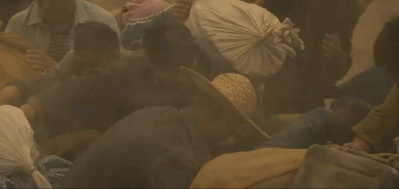 ▲马得福带领村民吊庄移民的路上遭遇沙尘暴。