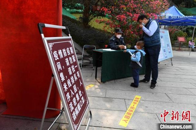 许多景点前都设牌提示游客注意防控疫情. 王东明 摄