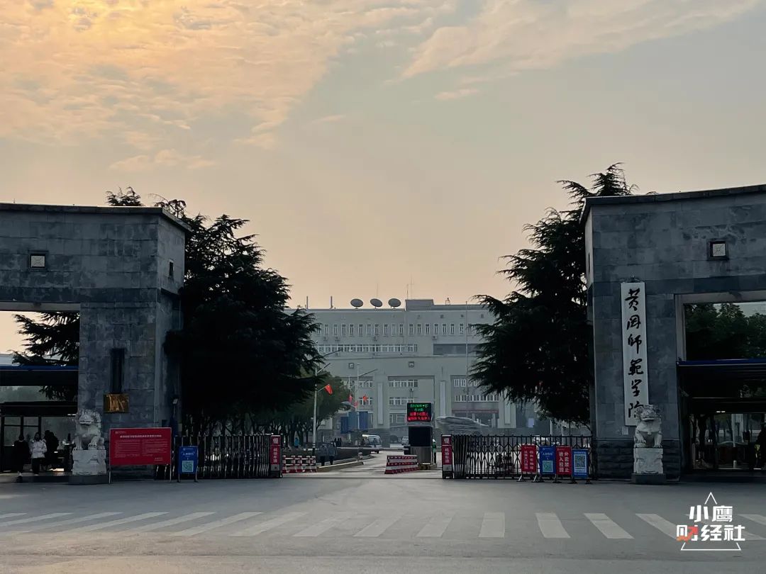 黄冈师范学院校门到了傍晚,学校门口的小街,支起了很多小吃摊,对于
