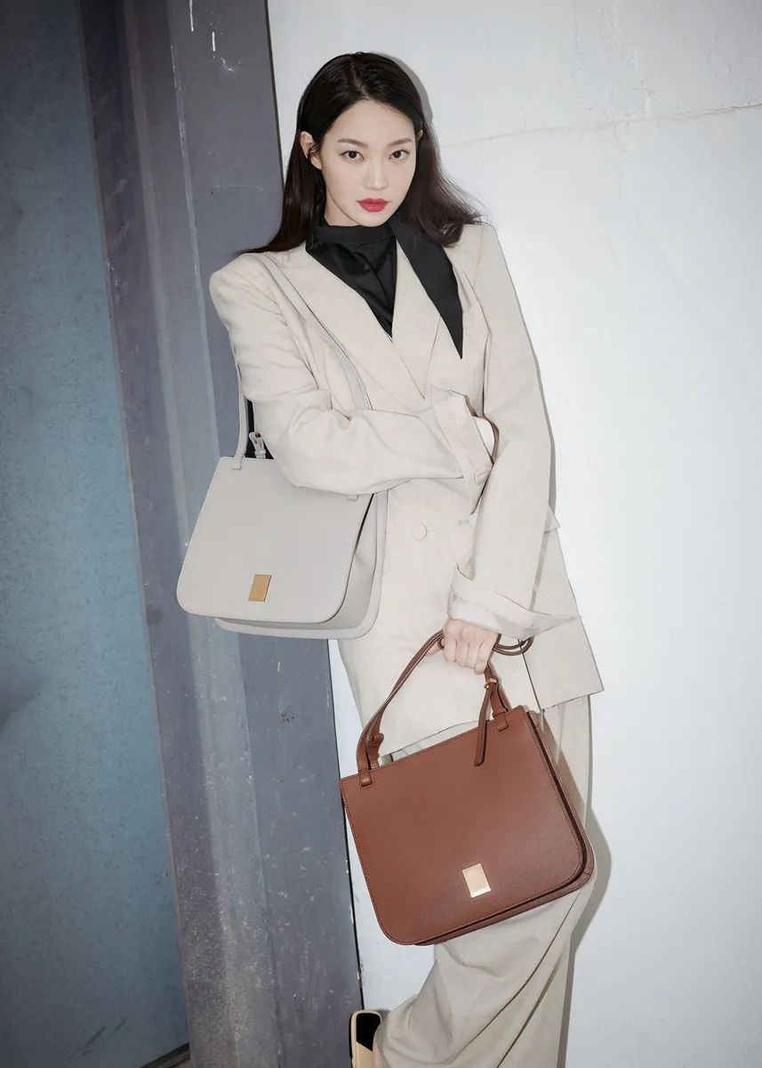 韩国美女申敏儿穿性感红裙彰显婀娜多姿性感好身材