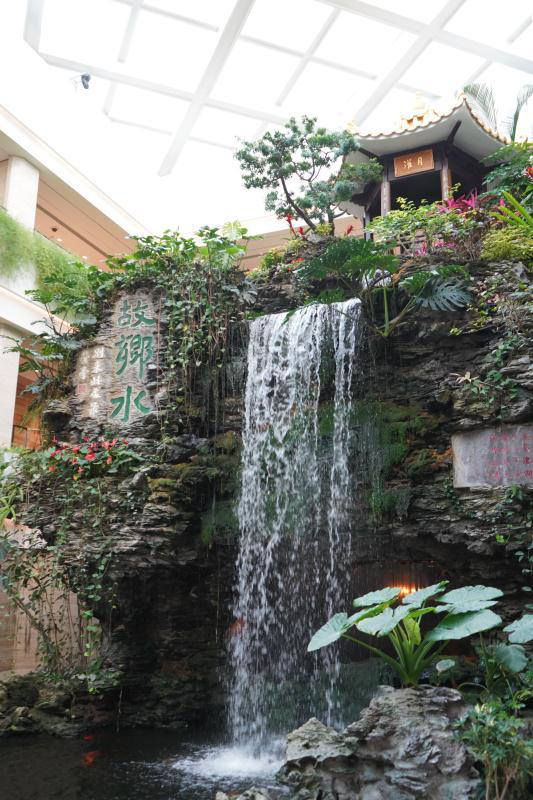 白天鹅宾馆的故乡水瀑布坐落于沙面的白天鹅宾馆有7家餐厅.