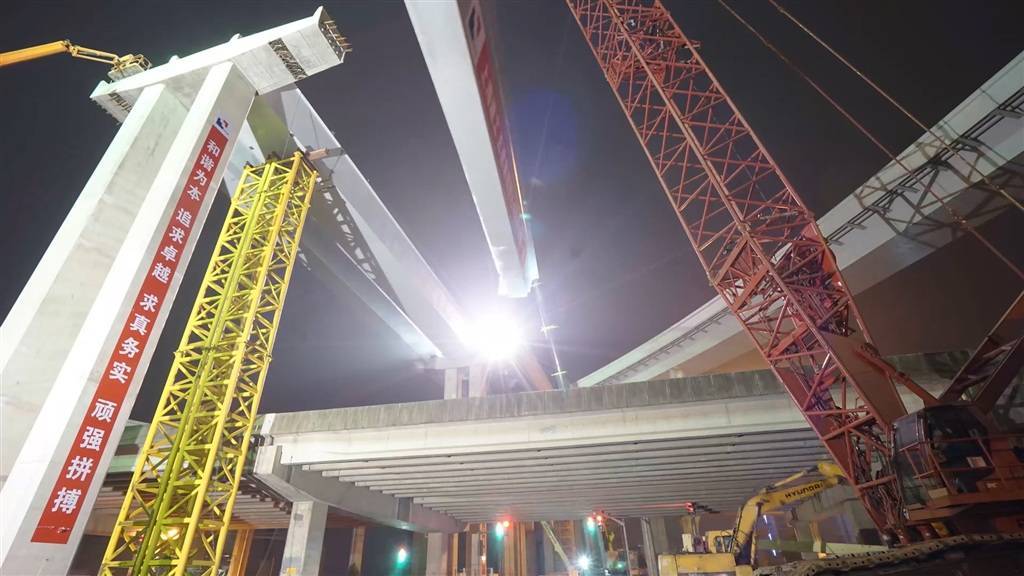 30分钟完成转体提升极限操作崧泽高架西延伸段飞越g15高速路