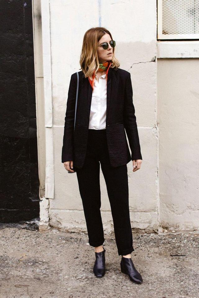 也可尝试下撞色搭配,选择色彩鲜艳活泼的款式,尽可能削弱西装衬衫带来