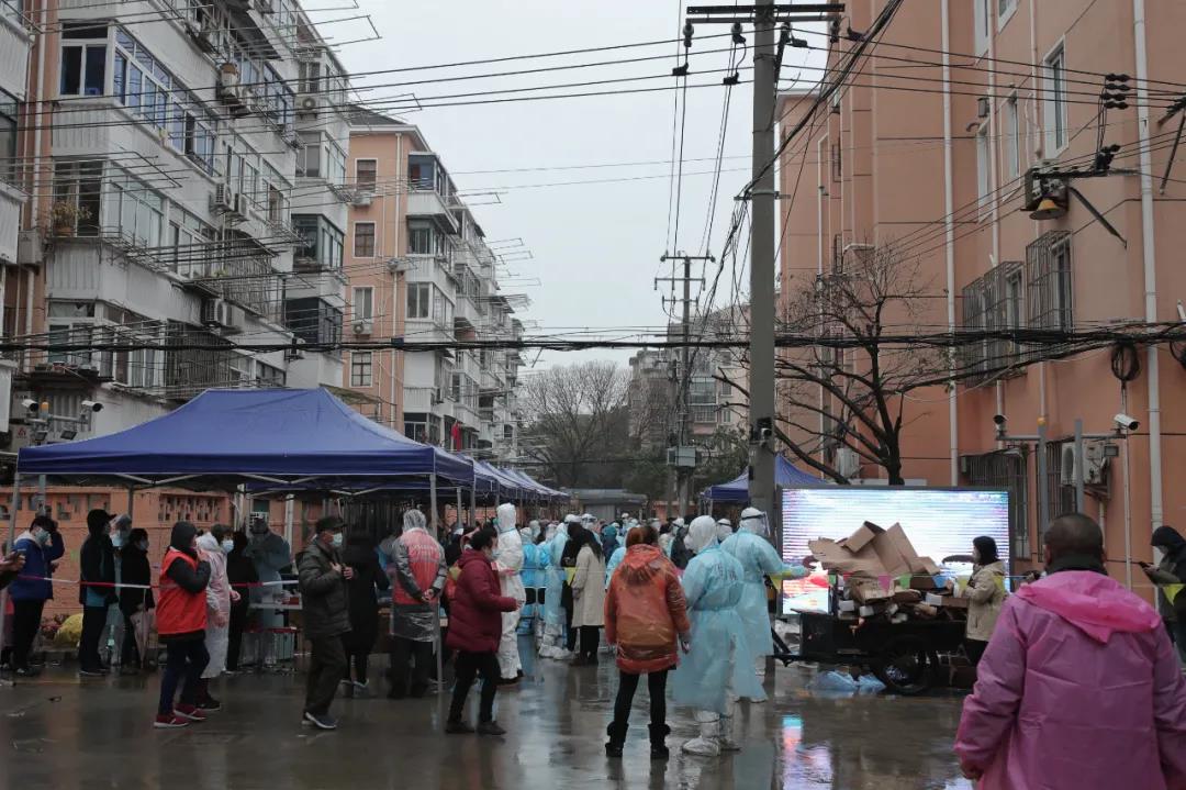 多图| 封闭管控,全员检测,宝山区临江新村(一,二村)秩序井然