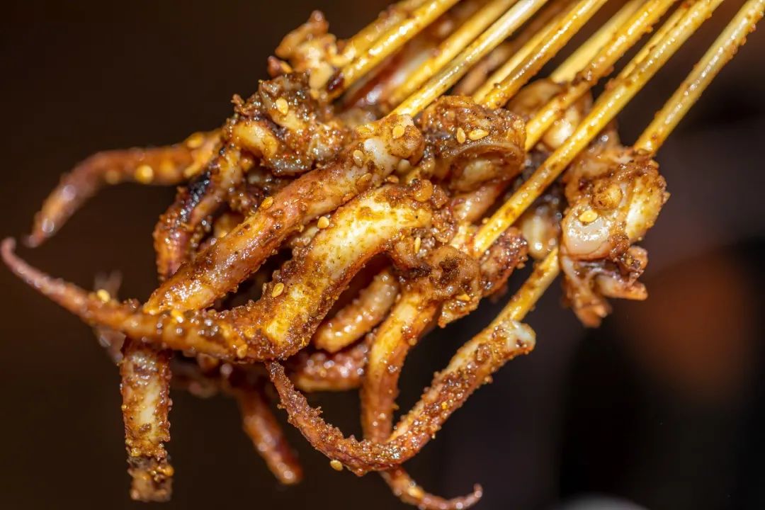 脆脆鱿鱼须-正因为先炸后烤,所以烤串吃起来更加酥脆焦香,味道被层层