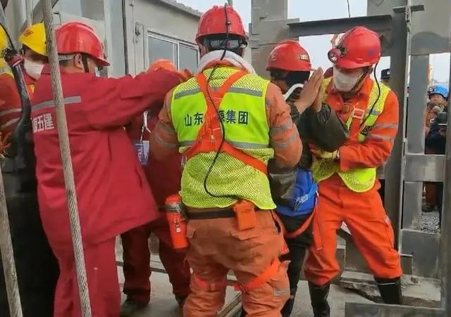 栖霞金矿事故11名矿工成功升井获救者最想让家人知道我还活着