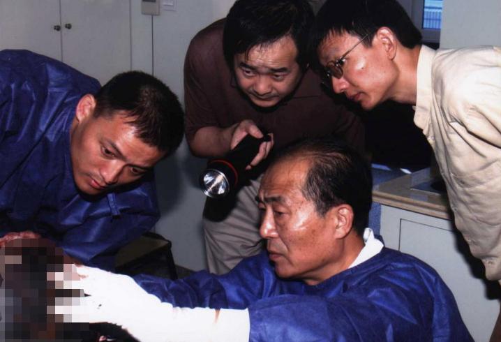 闫建军（下）对马开军（左）进行现场指导