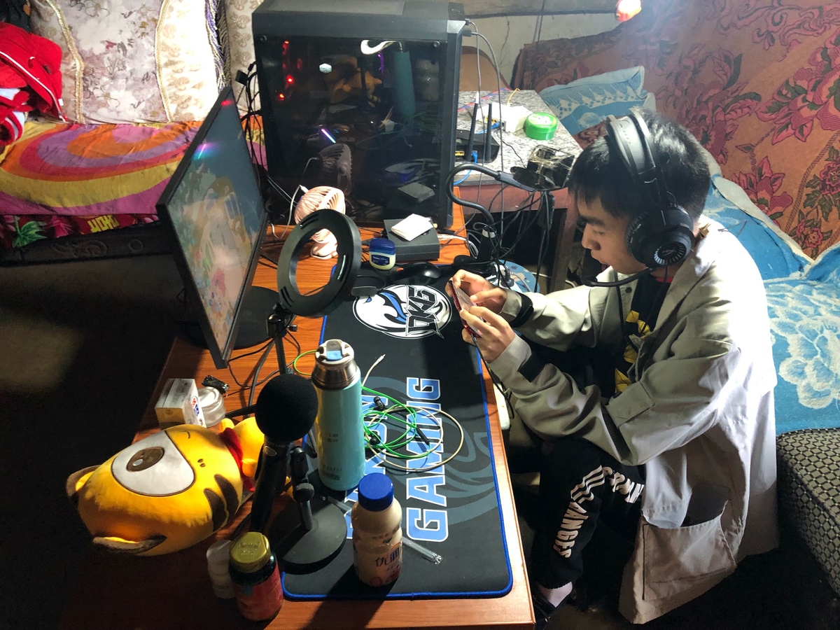 虎牙励志主播"七仔"在进行电竞游戏直播近年来,虎牙公司积极承担企业