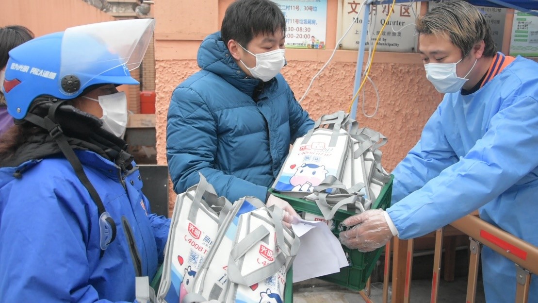 宝山区临江一村,临江二村隔离点外,光明随心订北郊一区临江块送奶员张