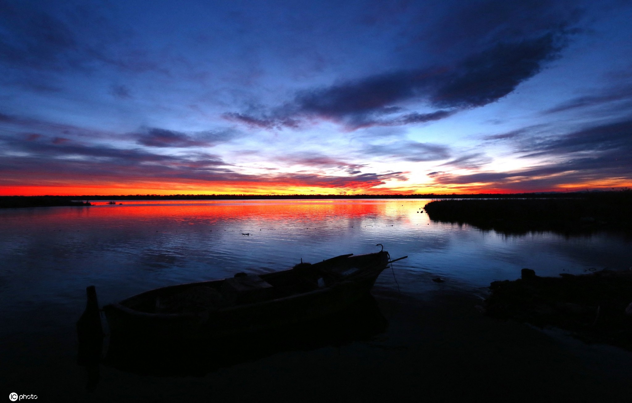 土耳其萨姆松日落晚霞瑰丽似火