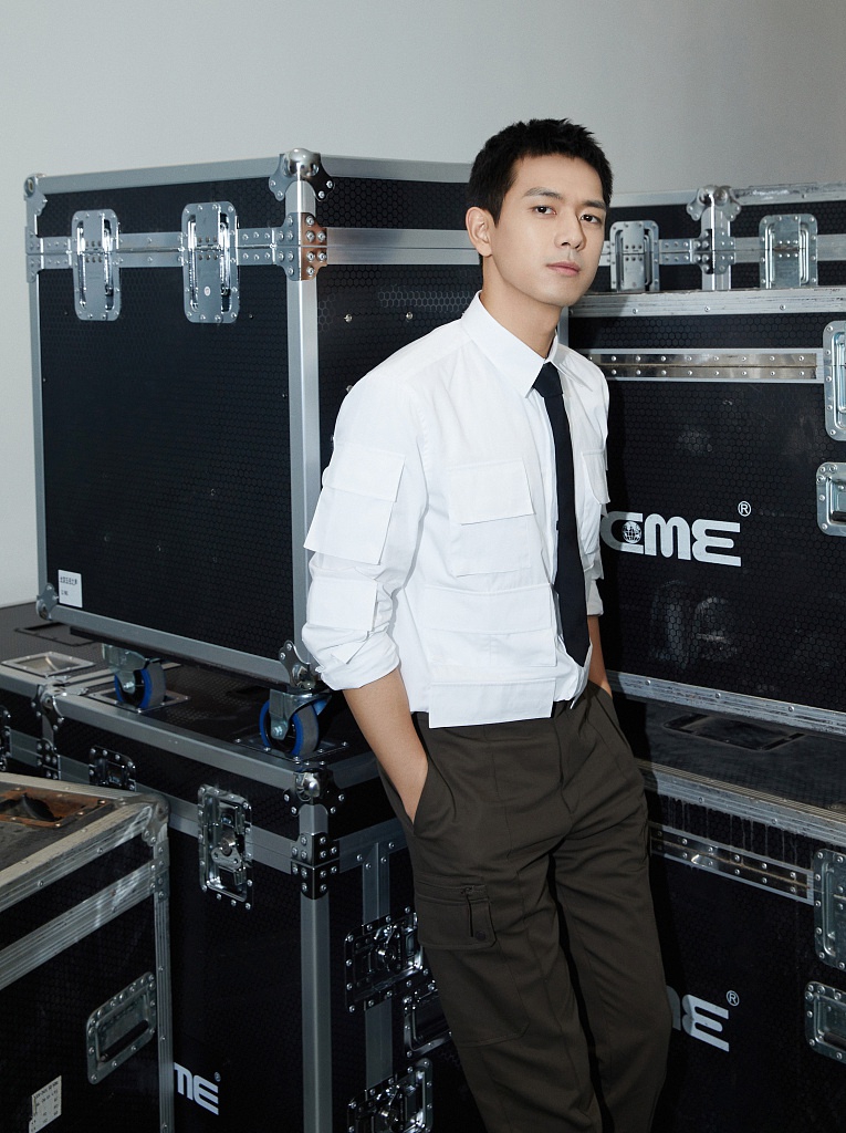 李现穿白色衬衫简约纯粹双手插兜嘴角带笑