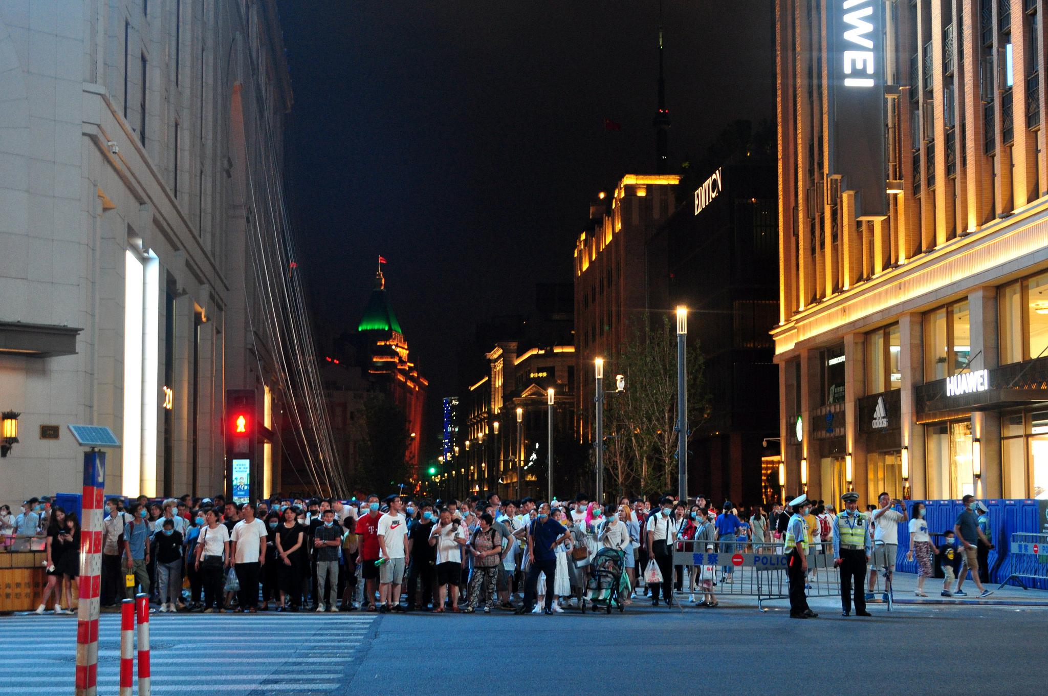 游客在宽阔的南京东路步行街（东延伸段）游览观光。（图片来源：cfp）