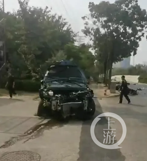 肇事无牌新车被撞得面目全非。广西新闻频道图