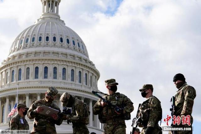 资料图：当地时间1月17日，美国国民警卫队士兵抵达特区，保障就职典礼的安全。